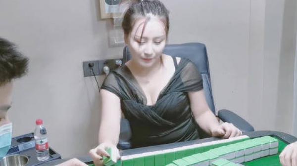 少妇打麻将把自已输进去